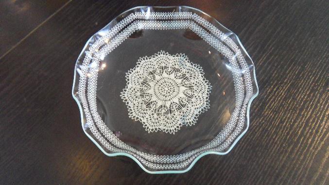 Gebogene Schale mit Siebdruck in weiss Gebogene Schale mit Siebdruck in weiss