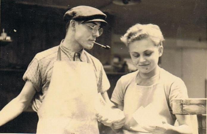 Lehrlinge bei der Ausbildung zum Glasgraveur Lehrlinge bei der Ausbildung zum Glasgraveur