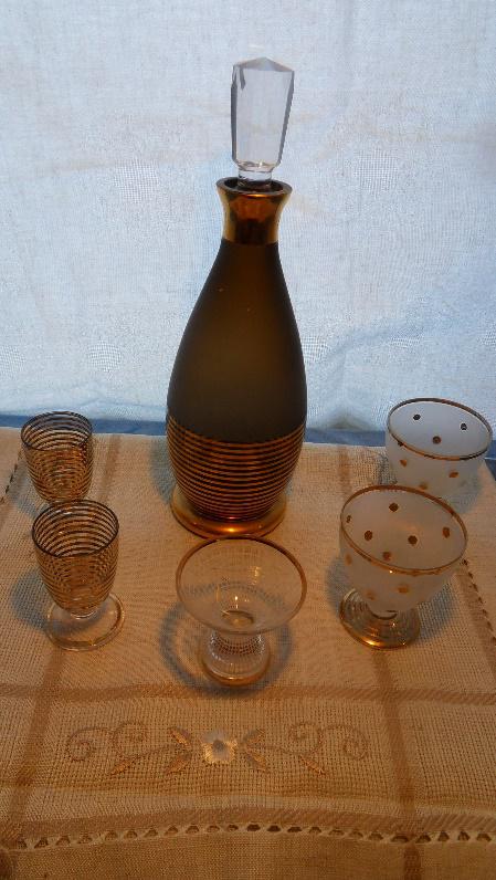 Glasflasche mit passenden Glaesern Glasflasche mit passenden Glaesern