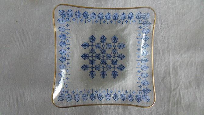Mit Siebdruck verzierte gebogene Schale in blau Mit Siebdruck verzierte gebogene Schale in blau