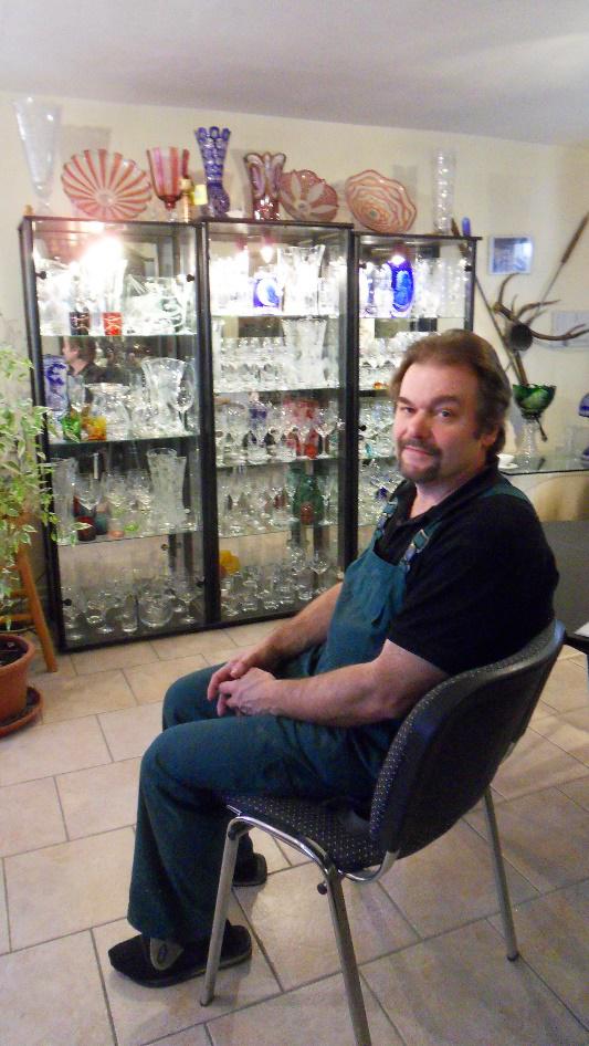 Rolf Hofmann im Ausstellungsraum und Werkstatt Rolf Hofmann im Ausstellungsraum und Werkstatt